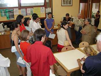 BIBLIOTECA DI GRADO
Edda Serra spiega agli studenti del-
le classi superiori intervenuti quali
fossero i luoghi della vita di Biagio
Marin.