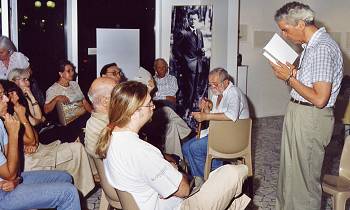 SALA ESPOSITIVA AIAT
il prof. Fulvio Salimbeni intrattiene
il pubblico con una lettura di Biagio Marin.
