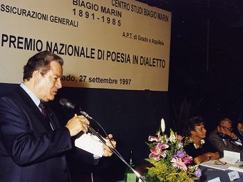 Armando Zimolo delle Assicurazioni Generali si appresta a consegnare il Premio