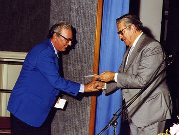 Giorgio Padoan riceve il premio da Arduino Agnelli